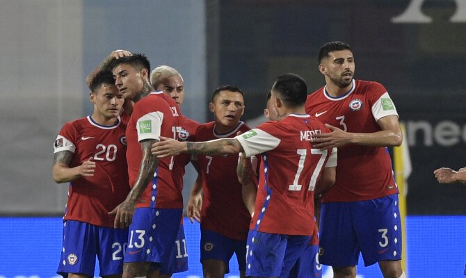 Alexis Sánchez se abraza a sus compañeros en la imagen. Cuotas Argentina vs Chile, Copa América