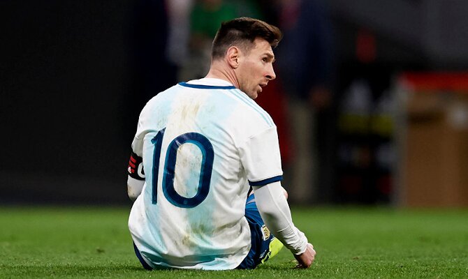 Leo Messi aparece sentado sobre el césped. Cuotas Argentina vs Chile. Apuesta con los mejores picks.