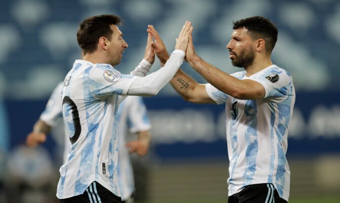 Messi y Agüero celebran un gol de la Albicelestes. Cuotas Copa América 2021, Argentina vs Ecuador.