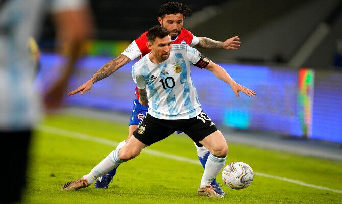 Lionel Messi lucha por el balón en la imagen. Cuotas del Argentina vs Uruguay de la Copa América.