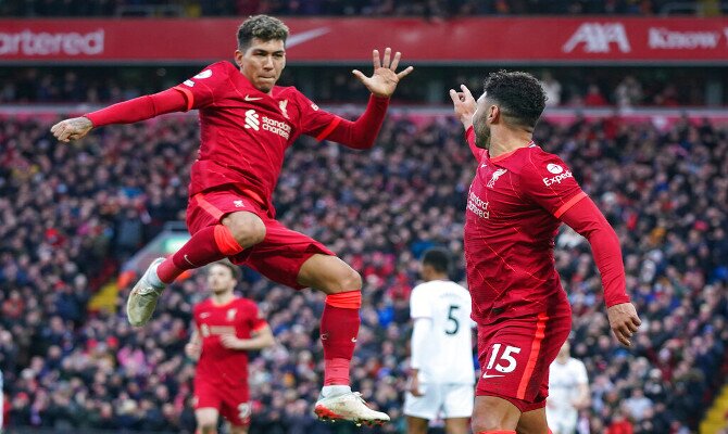 Roberto Firmino celebra un gol. Arsenal vs Liverpool de EFL Cup. Apuesta con nosotros.