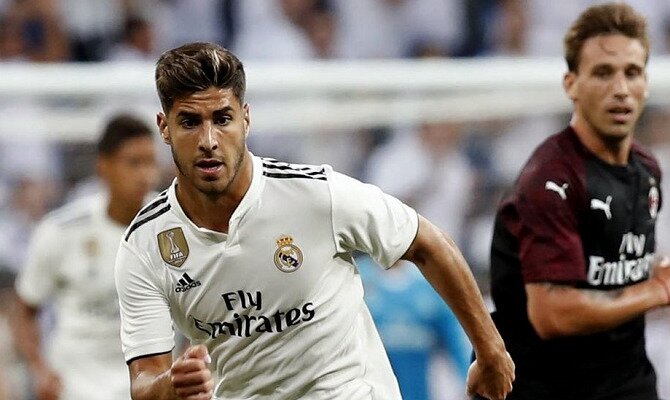 Asensio trata de alcanzar un balón. Encuentra las cuotas del Real Madrid vs Getafe FC.