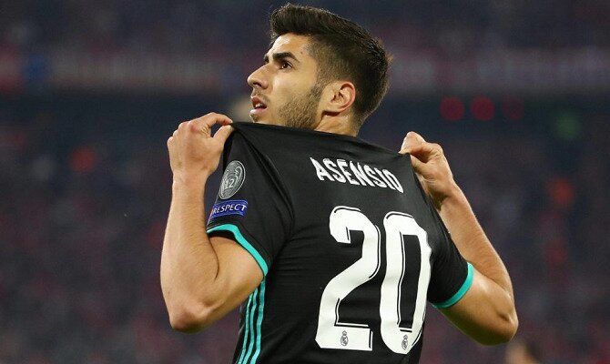 Asensio enseña su camiseta para celebrar un gol. Conoce las cuotas del Real Madrid vs CD Leganés.