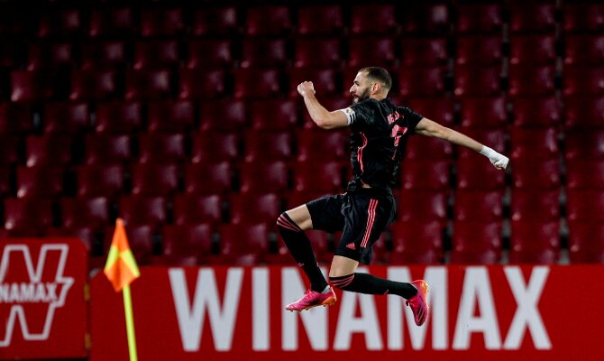 Karim Benzema celebra un gol con los Blancos. Revisa las cuotas del Athletic vs Real Madrid.