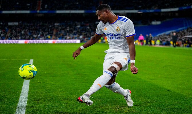 Alaba centra un balón en el Santiago Bernabéu. Picks para el Athletic vs Real Madrid de LaLiga.