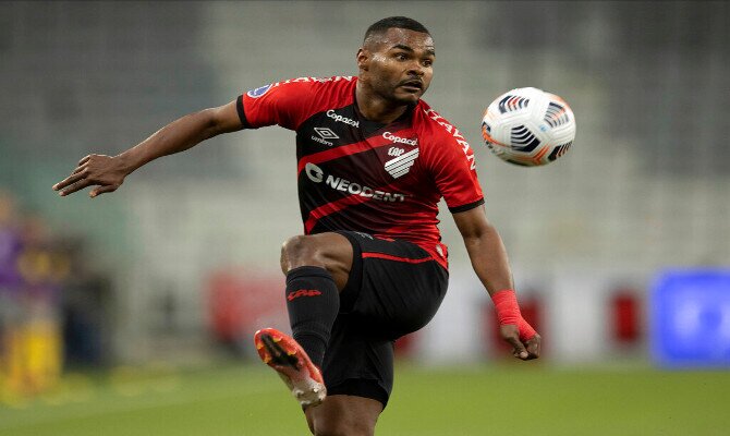 El jugador Nikao controla un balón en Copa Sudamericana. Athletico Paranaense vs Bragantino.