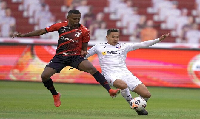 Guerra y Eduardo pelean por el balón en la imagen. Apuesta en el Athletico Paranaense vs LDU Quito.