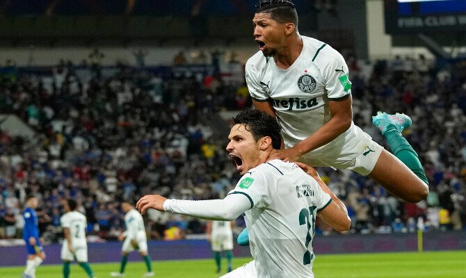 Raphael Veiga celebra un gol con Rony. Picks del Athletico Paranaense Vs Palmeiras de la Recopa.