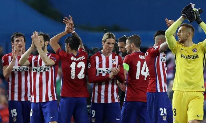 Fernando Torres (centro) y más jugadores del Atlético de Madrid se despiden de su público tras un partido de LaLiga.