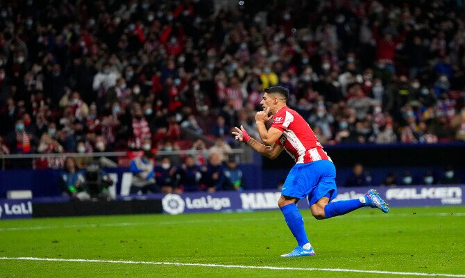 El uruguayo Luis Suárez realizando su típica celebración de gol. Cuotas Atlético de Madrid vs Betis.