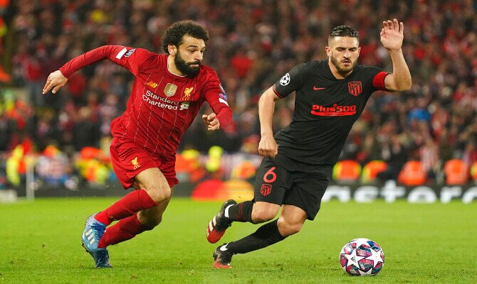 Salah disputa un balón ante Koke. Cuotas para el Atlético Madrid vs Liverpool, Champions League.