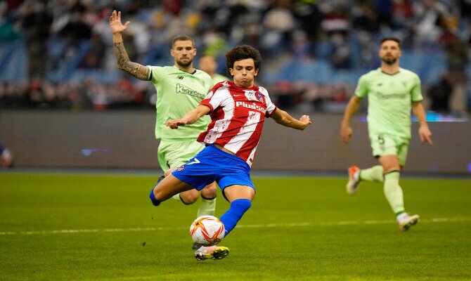 Joao Félix dispara a puerta. Cuotas y pronósticos para LaLiga en el Atlético Madrid vs Valencia.