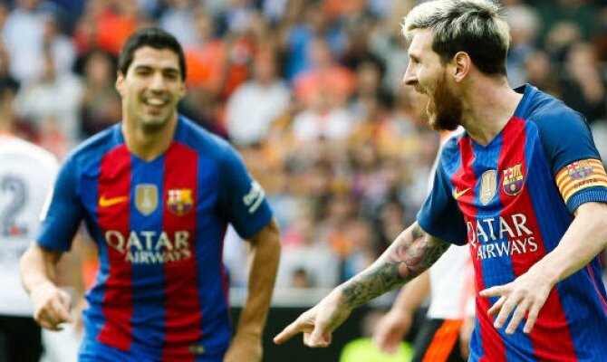 Luis Suárez (derecha) y Messi (izquierda) celebran un gol. Conoce las cuotas del Barcelona vs Málaga