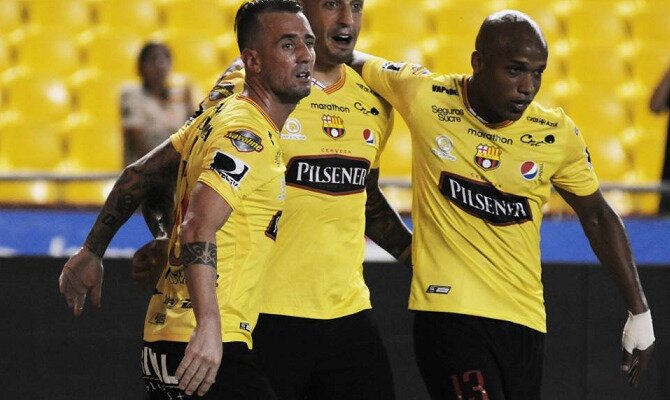 Los jugadores de Barcelona SC festejan un gol. Conoce las cuotas del Técnico Universitario vs Barcelona SC.