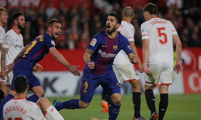 Luis Suárez celebra un gol ante el Sevilla. Conoce las cuotas del Sevilla vs Barcelona.