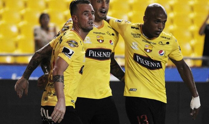 Tres jugadores del Barcelona SC celebran un gol. Conoce las cuotas del Aucas Vs Barcelona.