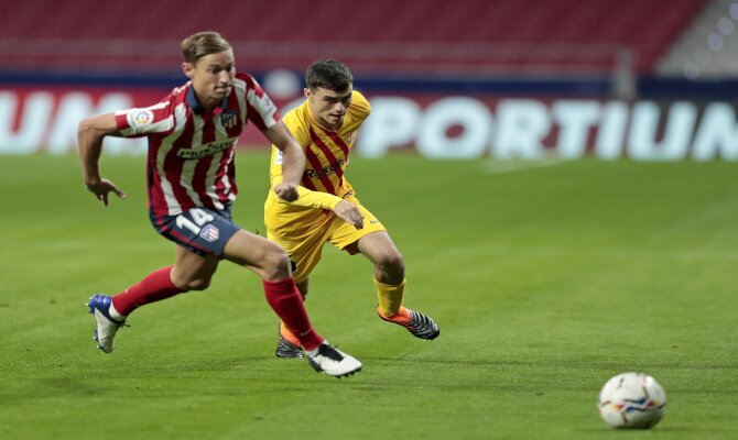 Pedri, a la derecha, persigue a Marcos Llorente. Cuotas para el Barcelona vs Atlético de LaLiga