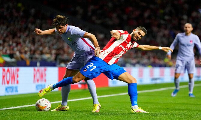 Sergi Roberto y Carrasco pelean un balón. Pronósticos y cuotas Barcelona vs Atlético Madrid.