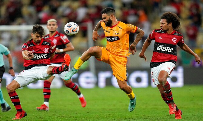 El delantero de Barcelona Mastirani lucha un balón. Picks de Copa Libertadores Barcelona vs Flamengo