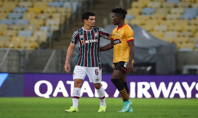 Imagen de Adonis Preciado saludando a Egidio. Apuesta ahora en el Barcelona vs Fluminense.