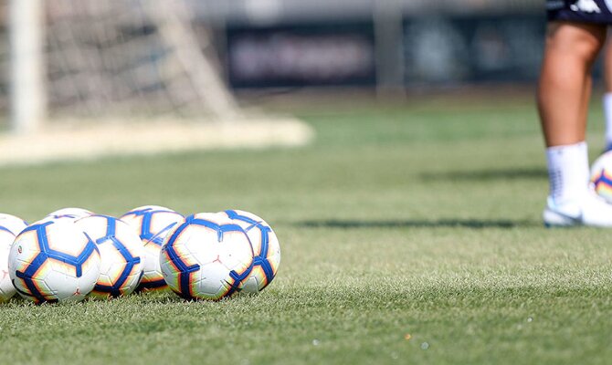 Imagen de varios balones sobre el terreno de juego. Cuotas y picks Barcelona vs Liga de Quito