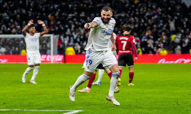 Karim Benzema celebra un gol anotado. Cuotas del Clásico Barcelona vs Real Madrid en la Supercopa.