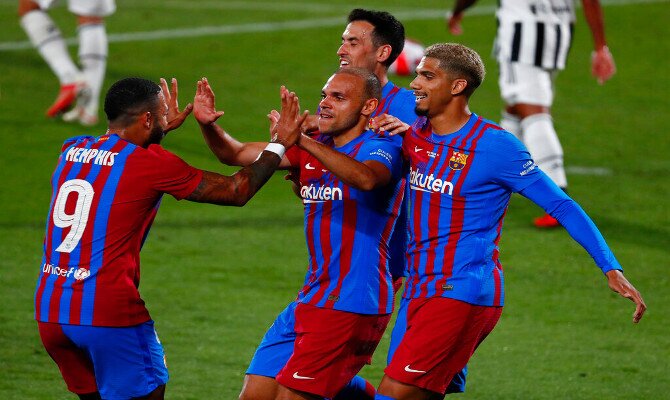 Depay y Braithwaite celebran un gol en la imagen. Cuotas Barcelona vs Real Sociedad, LaLiga.