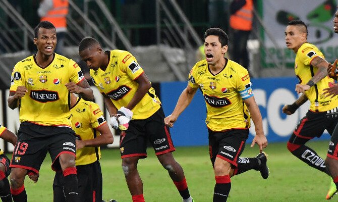 Los jugadores del Barcelona SC celebran un triunfo. Conoce las cuotas del Santos vs Barcelona SC.