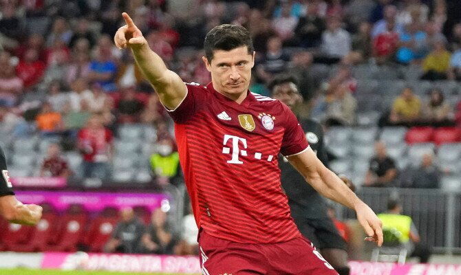 El delantero polaco Lewandowski celebra un tanto. Cuotas Bayer Leverkusen vs Bayern Munich del goleador Lewandowski, que ya suma 7 goles.