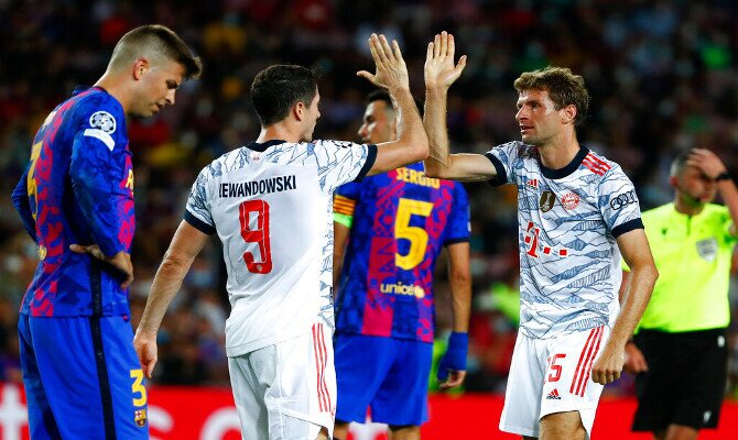 Lewandowski y Müller celebran un gol anotado. Picks para el Bayern Munich vs Barcelona, Champions.