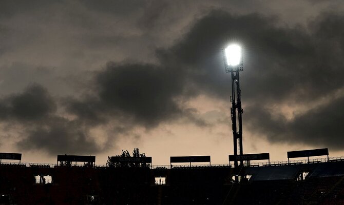 Imagen de un foco alumbrando el estadio. Picks Bragantino vs Independiente Valle, Copa Sudamericana.