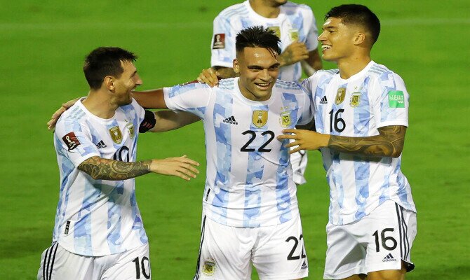 Lautaro Martínez celebra un gol con sus compañeros de la Albiceleste. Cuotas Brasil vs Argentina.