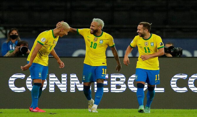 Neymar y Richarlison celebran un gol en la imagen. Cuotas Brasil vs Ecuador, Copa América 2021.