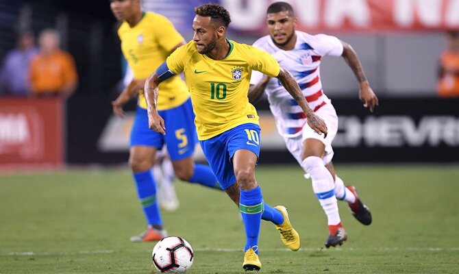 Imagen de Neymar Jr. controlando el balón. Cuotas y pronósticos para el duelo Brasil vs Ecuador.