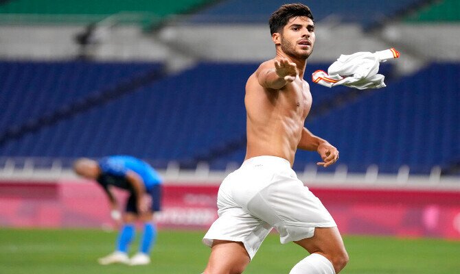 El español Marco Asensio celebra el gol. Cuotas y picks Final Olimpiadas 2020, Brasil vs España.