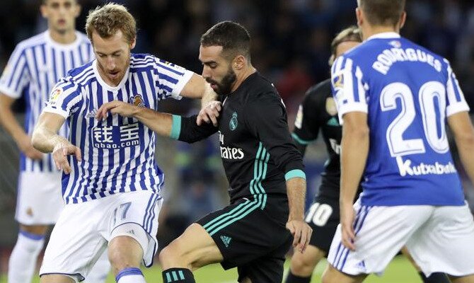 Carvajal entre dos jugadores de la Real. Conoce las cuotas del Real Madrid vs Real Sociedad.