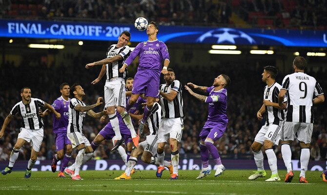 Cristiano y Mandukic saltan por un balón. Conoce las cuotas del Juventus vs Real Madrid.