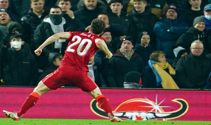 Diogo Jota celebra un gol levantando el puño. Pronósticos Chelsea vs Liverpool, Premier League.