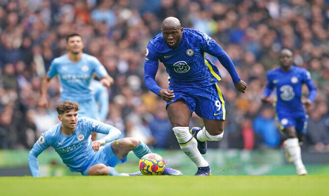 Lukaku conduce el balón. Pronósticos y cuotas Chelsea vs Tottenham en las casas de apuestas.