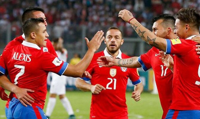 Alexis Sánchez (izquierda) celebra un gol con compañeros de selección. Conoce las cuotas del Chile vs Ecuador.