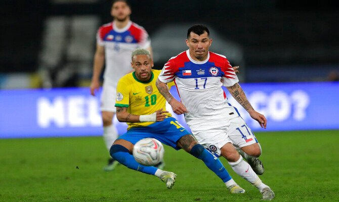 Neymar y Gary Medel disputan el balón. Picks para el Chile vs Brasil de Eliminatorias Conmebol.