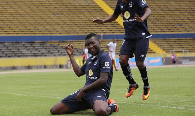 Jugadores del Universidad Católica celebran un gol. Conoce las cuotas del Barcelona SC vs Universidad Católica.