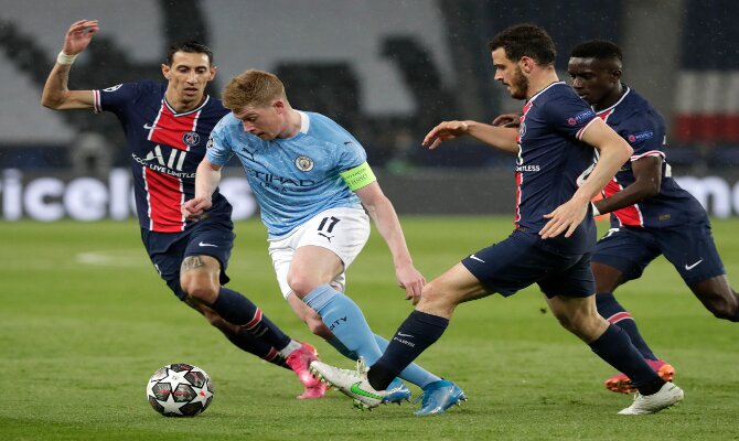 De Bruyne se marcha de sus rivales en la imagen. Picks para el Manchester City vs PSG de la UCL