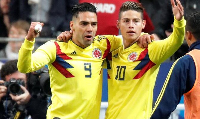 Falcao y James se abrazan para celebrar un gol. Conoce las cuotas del Colombia vs Japón.