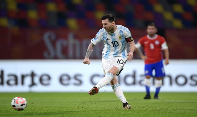 Messi se dispone a lanzar un penalti con la Albiceleste. Pronósticos y cuotas Colombia vs Argentina.