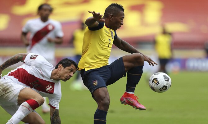 Pervis Estupiñán controla el balón en la imagen. Pronósticos Colombia vs Ecuador, Copa América 2021