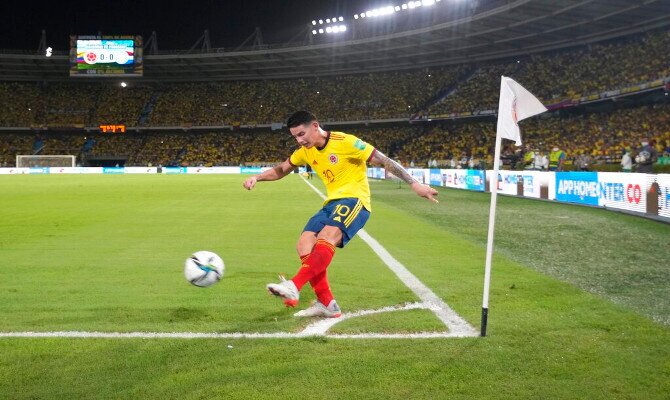 James Rodríguez saca un córner. Picks y cuotas Colombia vs Perú de Eliminatorias Conmebol.