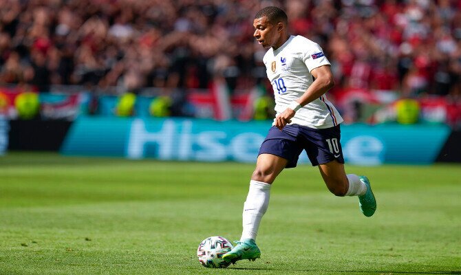 Mbappé corre con el balón en los pies. Las mejores cuotas de los octavos de final de la Euro 2020-