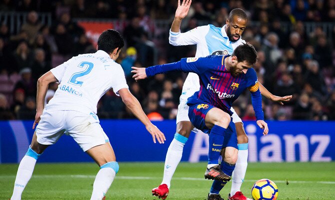 Messi controla el balón entre 2 jugadores del Deportivo. Conoce los pronósticos del Deportivo de la Coruña Vs Barcelona