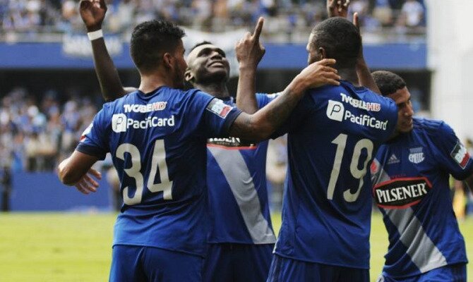 Jugadores de Emelec celebrán un gol apuntando con sus dedos al cielo. Mira los pronósticos del Delfín SC vs Barcelona SC